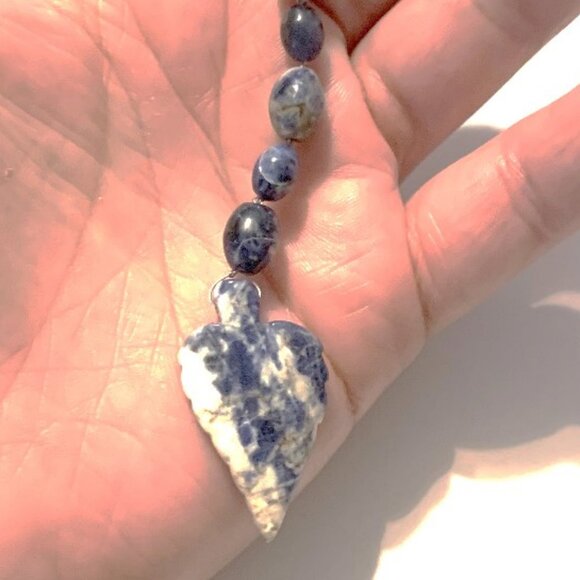 Sodalite Leaf Keychain – Wisdom, Intuition & Inner Balance - Picture 5 of 7